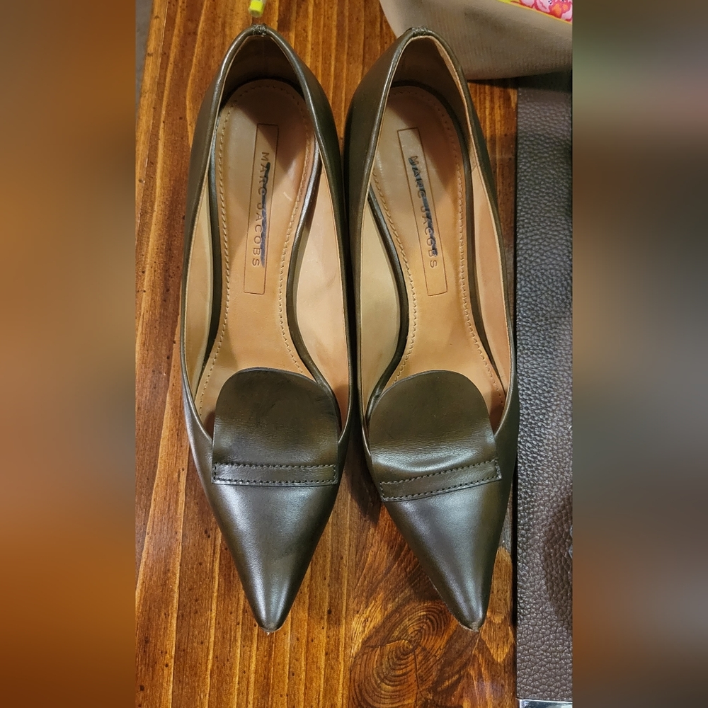 MARC JACOBS Olive Green LEATHER LOW KITTEN HEELS PUMPS